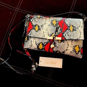 Le miel purse. New with tags